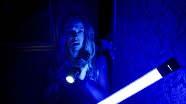 Review Film ‘Lights Out’, Kisah Horor setelah Lampu Padam