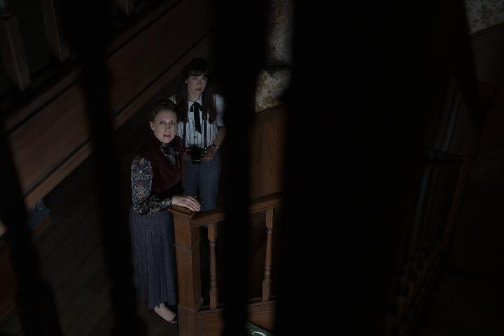 "The Conjuring: Last Rites" adalah film terbaru dalam franchise horor yang terkenal dengan kisah-kisah supranatural dan pengalaman menakutkan dari dunia nyata yang diangkat ke layar lebar. Sebagai penutup dari saga yang telah berlangsung selama beberapa tahun, film ini diharapkan mampu memberikan akhir yang memuaskan dan mengikat seluruh cerita yang telah dibangun sebelumnya. Namun, kenyataannya, "The Conjuring: Last Rites" tidak mampu memenuhi ekspektasi tersebut dan justru terasa sebagai penutup saga yang kurang istimewa.